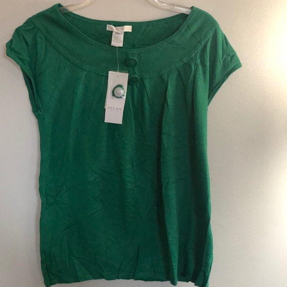 Design History Tops - Design History shirt sleeve knit top with cute button detail, NWT, size large.